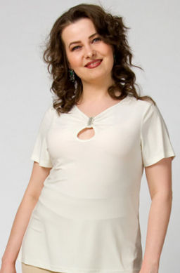 Универсальная блуза с пикантным вырезом  капелькой, украшенным перемычкой с блестящей тесьмой из стекляруса