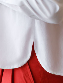 Укороченная блузка из эластичного хлопка - Vilatte фото 7