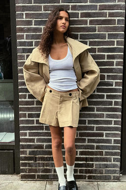 PLEATED SHORTS WITH BUTTONS