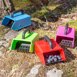 Марья (Maria) Комбайн (контейнер) плодосборник Финский S для ягод, 15х10х10см, с заслонкой, пластик/обрезиненная ручка, цвет сиреневый (подходит для всех типов ягод) (Китай) - Домашняя мода фото 8