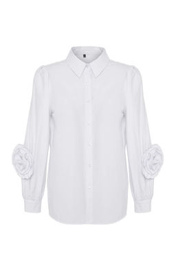 TRENDYOLMILLA Beyaz Gul Detayl? Poplin Dokuma S?k Gomlek TPRSS25GO00002