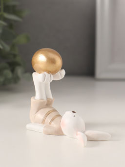 Фигурка Белый зайчик в бежевом наряде, с золотым яичком, полистоун, 8?4.5?7 см