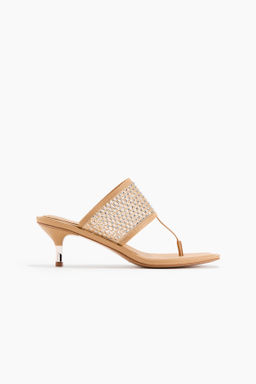 Sandalias kitten con detalles decorativos