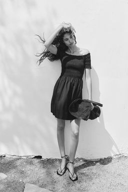 Vestido off-the-shoulder con cuerpo nido de abeja