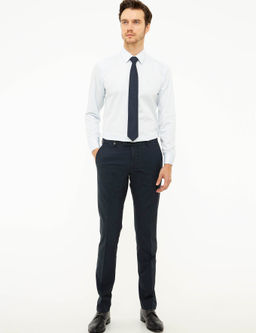 Тканевые брюки узкого кроя темно-синего цвета