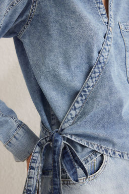 TRENDYOLMILLA Mavi Kruvaze Baglama Detayl? Crop Denim Gomlek TWOSS25GO00023  фото 4