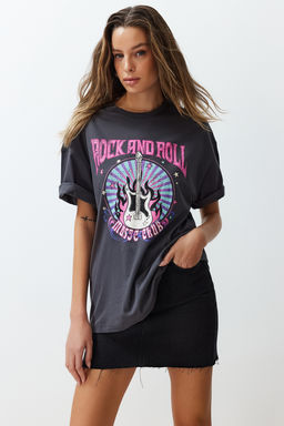 TRENDYOLMILLA Antrasit %100 Pamuk Bask?l? Oversize/Genis Kal?p Bisiklet Yaka Orme T-Shirt TWOSS24TS00133