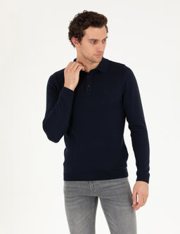 Базовый трикотажный свитер узкого кроя темно-синего цвета с воротником-поло