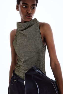 Top brillante con escote drapeado