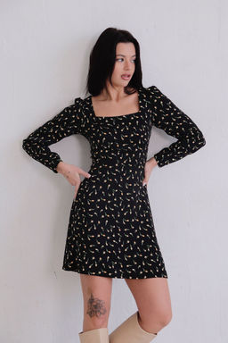 Платье с вырезом каре чёрное в цветок