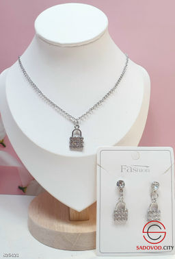 Комплект украшений женский: серьги гвоздики и подвеска ожерелье