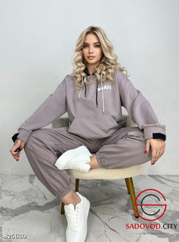 Спортивный женский костюм