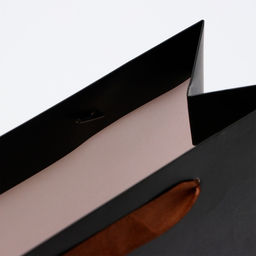 Пакет подарочный ламинированный горизонтальный «Черный», ML 27×23×11.5 см