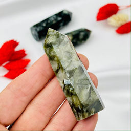 Кристалл из зеленого Лепидолита