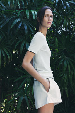 KNIT TOP WITH CONTRAST TRIMS