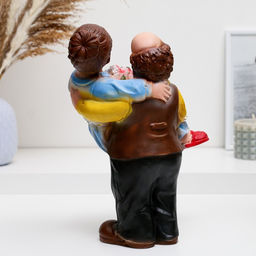 Фигурка полистоун «Дед с бабкой на руках», 27×22×14 см