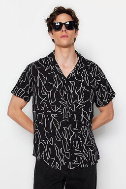 Siyah Regular Fit Apa_ Yaka K_sa Kol D_k_ml_ Geometrik Yazl_k G_mlek TMNSS20GO0577