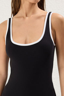 Siyah Renk Bloklu Fitted/Vucuda Oturan Havuz Yaka Fitilli Esnek Orme Atlet TWOSS22AL0042