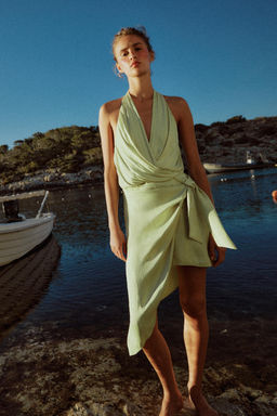 VESTIDO ASIM?TRICO SATINADO NUDO / Verde
