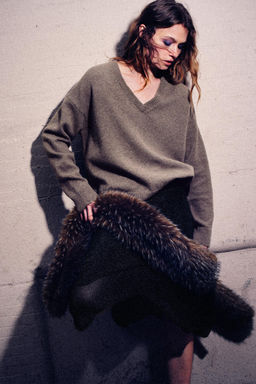 CASHMERE AND WOOL V-NECK JUMPER