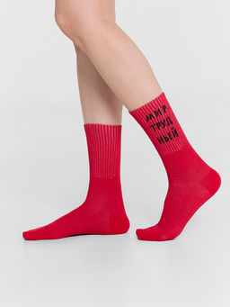 Цена за 5 пар! Носки женские высокие красные с надписью Мир трудный