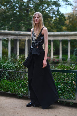 Top de lentejuelas con lazo decorativo