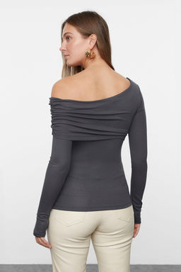 Trendyolmilla Siyah Asimetrik Yaka Fitted/Vucuda Oturan Esnek Orme Bluz TWOAW25BZ00262  фото 10