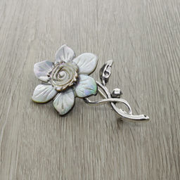 Брошь "Нарцисс" со вставкой из серого перламутра и ювелирного сплава