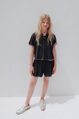 CAMISETA FLUIDA GYM CON MODAL / Gris antracita
