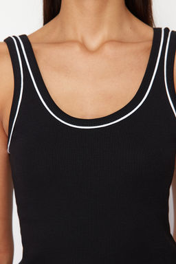 TRENDYOLMILLA Siyah Kontrast Biye Detayl? Havuz Yaka Vuuda Oturan Fitilli Esnek Orme Atlet TWOSS24AL00044 фото 5