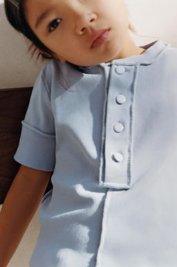 CAMISETA OVERLOCK BOTONES / Azul claro
