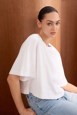 Wardrobe Essentials-Ekru Rahat Kal?p K?sa Kollu Crop %100 Pamuk Orme T-Shirt TWOSS26TS00006