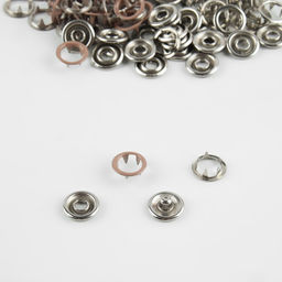 Цена за 200 шт. Кнопка рубашечная, открытая, d=9.5 мм, светло-коричневая