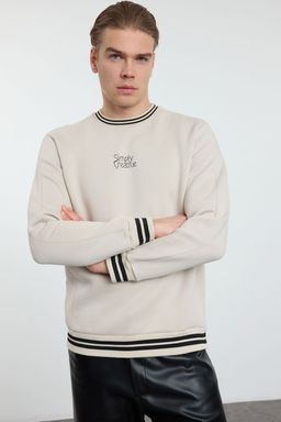 TRENDYOL MAN Ekru Regular/Normal Kesim Yaka Triko Bant Detayl? Yaz? Bask?l? Sweatshirt TMNAW25SW00108