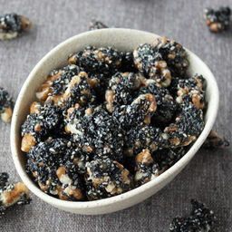 Грецкий орех в черном кунжуте