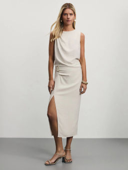 Блузка-топ с декоративной брошью из вискозы / Zarina  фото 2