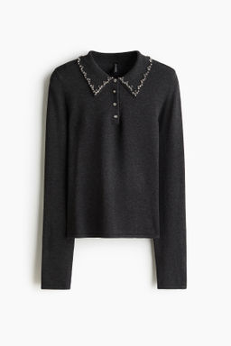 Top tipo polo con detalles decorativos