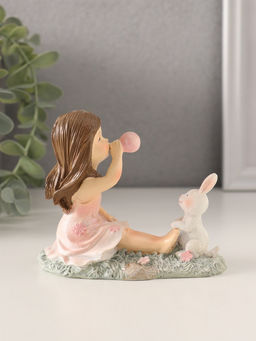 Фигурка полистоун «Малышка надувает шарик, с зайчиком на лужайке», розовый, 10.5×5×9 см