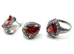 Кольцо серьги с цирконом искусственным цв.красный размер 19