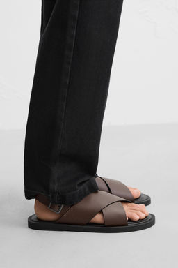 CROSSOVER SANDALS
