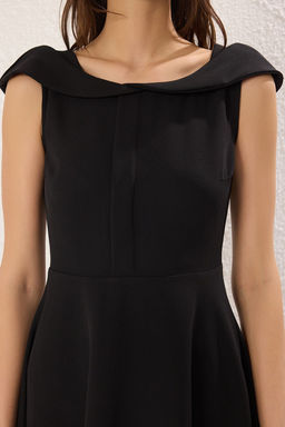 Siyah Duz Etegi Belden Ac?lan Yaka Detayl? Astarl? Mini Dokuma Elbise TWOSS25EL00130 - Trendyolmilla фото 3