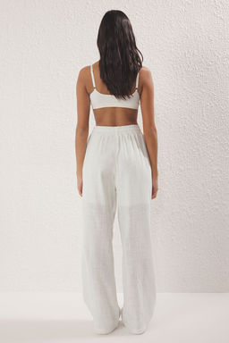 Beyaz Keten Gorunumlu Wide Leg/Genis Paca Sort Astarl? Beli Lastikli Pantolon TWOSS25PL00121