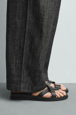 SANDALIA TIRAS / Negro