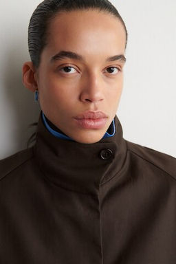 ABRIGO OVERSIZE CON CUELLO ALTO