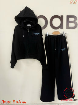 Спортивный женский костюм