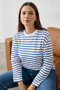 Beyaz Cizgili Oversize/Genis Kesim Bisiklet Yaka Ince Orme Sweatshirt TWOAW23SW00326