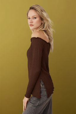 Kahverengi Carmen Yaka Dokulu Etek Ucu Asimetrik Orme Bluz TWOAW26BZ00286