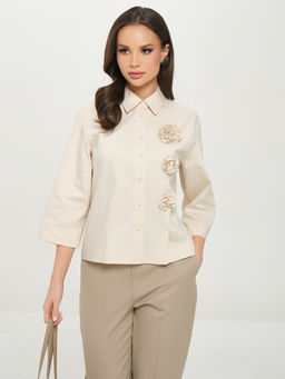 Блузка с декоративными цветами