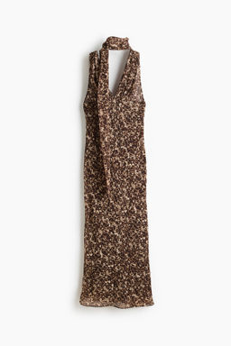 Vestido de gasa con fular decorativo