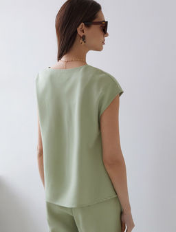 Блузка с U вырезом скроенная по косой из плотного лиоцелла